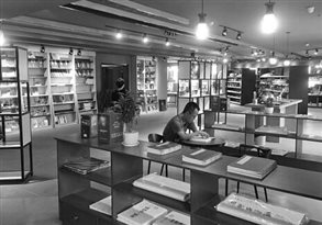 读者正在书店内安静地阅读。河南省新华书店发行集团 供图